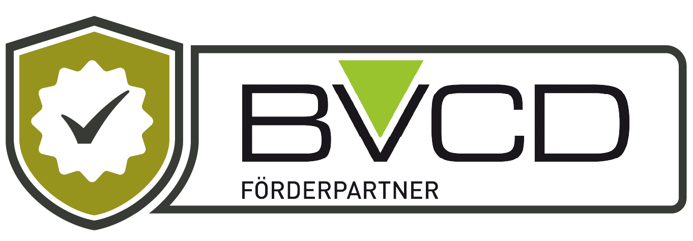 Logo mit grünem Schild und Häkchen neben dem Schriftzug „BVCD Förderpartner“.